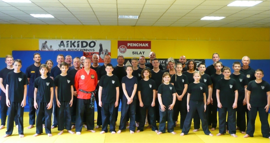 Photo de groupe du club de Pencak Silat à Mouscron
